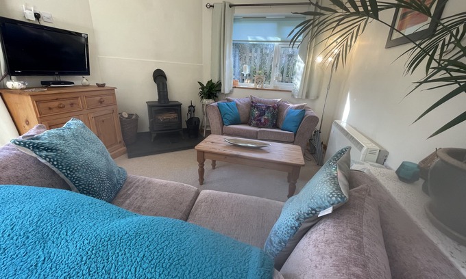 Veryan Cottage | Sunnyside - a holiday home that sleeps 2 guests in 1 bedroom