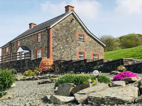 Brecon House | Sunnyside farmstay & hottub near Brecon Beacons sleeps 8