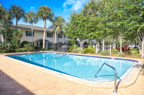 Anona Apartment | Sunnyside Palms - 2BR, Poolside, 5 min to Beach