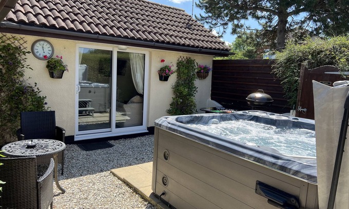 Goxhill Cottage | SUNNYSIDE, romantic, with hot tub in Barrow-Upon-Humber