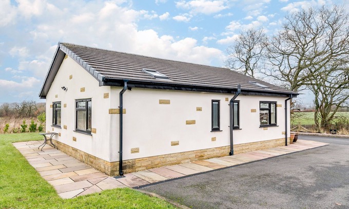 Blackburn Cottage | SUNNYSIDE SHREYAS, family friendly, with a garden in Ribchester