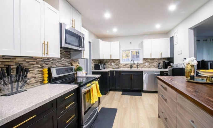 Midland House | Sunnyside Stay-3bdrm w/Gym!