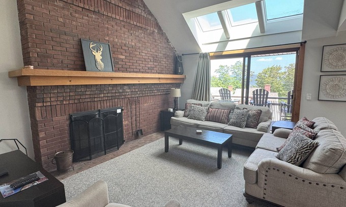 Central Vermont- Killington Condo | SUNRISE 3BR - 2 Story Remodeled Condo - SKI ON & OFF. Pool + Trailside