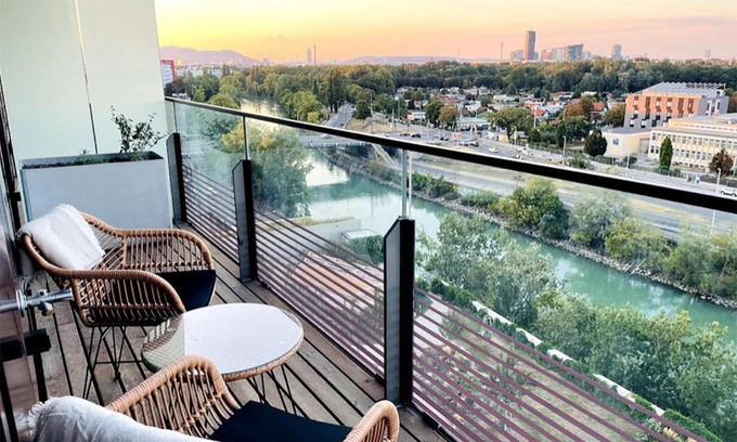 Erdberg Apartment | Sunrise above sky with ROOFTOP Pool