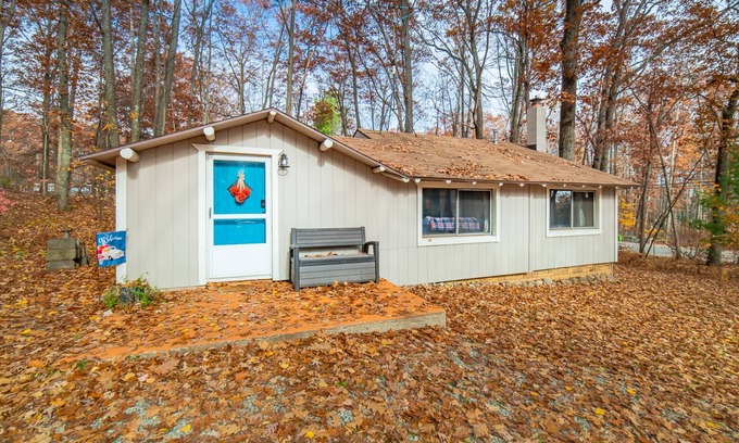 Higgins Lake Cabin | Sunrise Cove is a cozy cabin located within sight of Higgins lake & state land