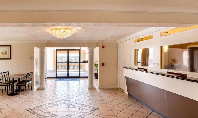 West Lake Forest Hotel | Sunrise Inn & Suites