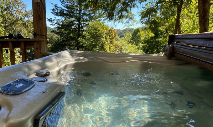Smithville House | Sunrise + Lake views, and brand new 10 person jacuzzi! Holiday Haven Retreat