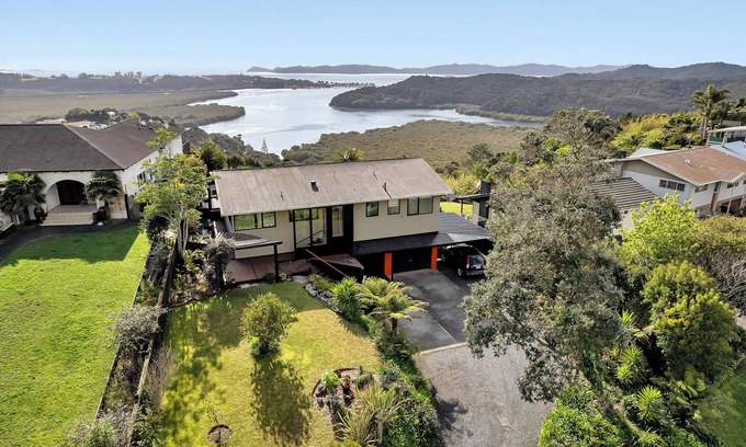Haruru House | Sunrise Lookout - Paihia Holiday Home