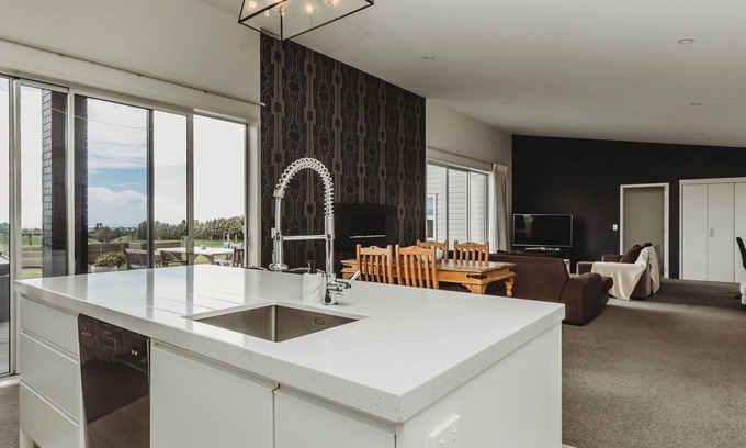 New Plymouth House | Sunrise Sanctuary Sleeps 10 Spa Pool