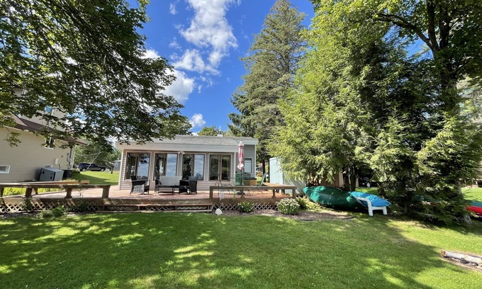 Cadillac Cottage | Sunrise Shores cottage on the beautiful Lake Mitchell