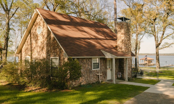 Chandler House | Sunrise Shores - Waterfront Cottage sleeps 8.