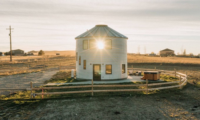 Manhattan House | Sunrise Silo - Luxury stay near Bozeman, Montana.