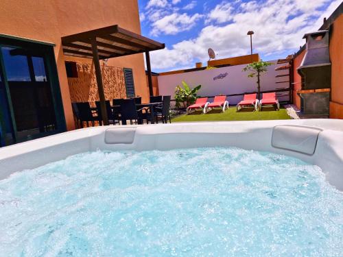 Corralejo House | Sunrise Surf House, Big Garden, Hot Tub, Parking, super-fast free Wi-Fi