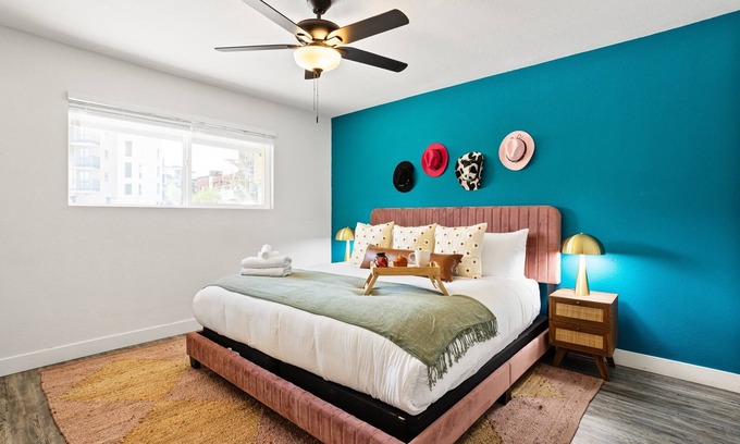 South Scottsdale Cottage | Sunrise Vista-walk to Downtown Old Town & Bars!