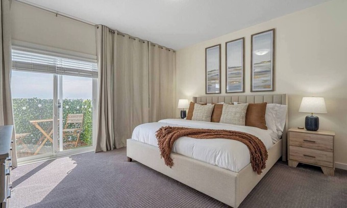 Southeast Calgary House | Sunrises Near DT & Stampede 2 BR 2 BA w AC