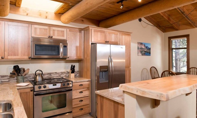 Sunriver Condo | Sunriver Family Retreat with Bunks, BBQ & Golf Course Views