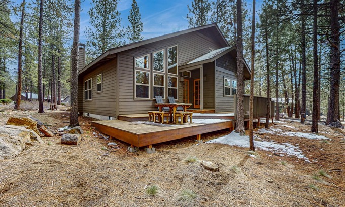 Overlook Park House | Sunriver home w/private hot tub, SHARC passes for pools