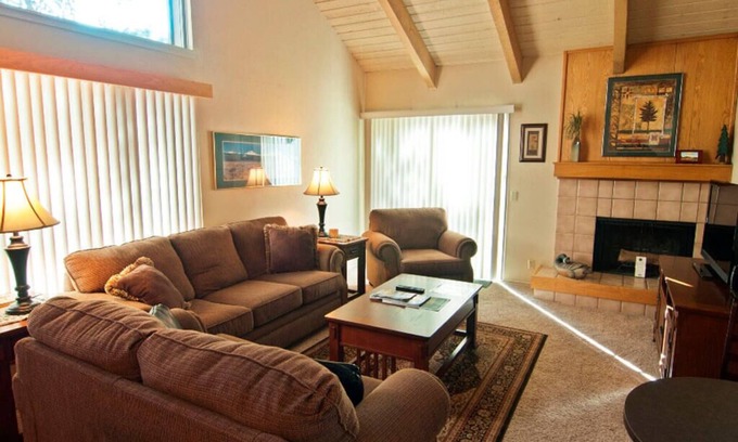 Tennis Village Condo | Sunriver Lodge with Vaulted Ceilings & Wood Fireplace