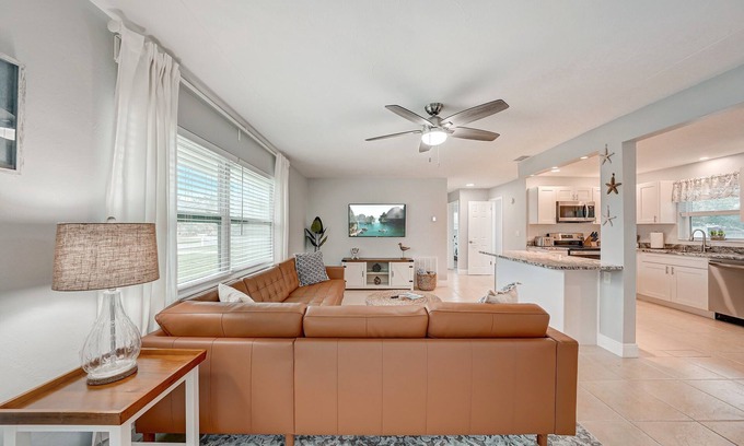 Walsingham House | Sunroom | Master King & Games | 3.4 Miles to IRB