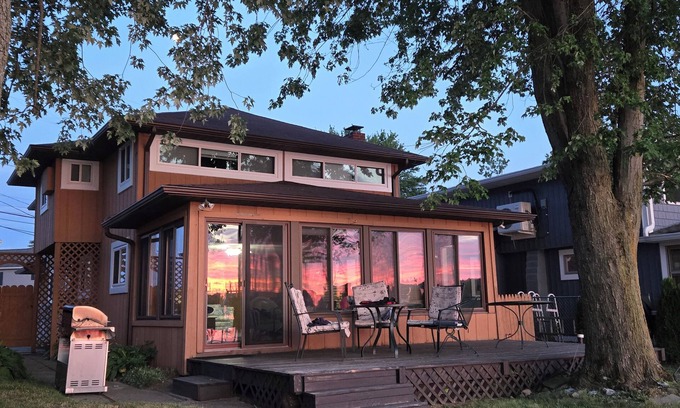 Manitou Beach-Devils Lake Cottage | Sunset View on Devils Lake - Waterfront - Sleeps 10