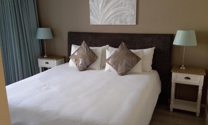 Strand Hotel | Sunset 786 Holiday Accom-212