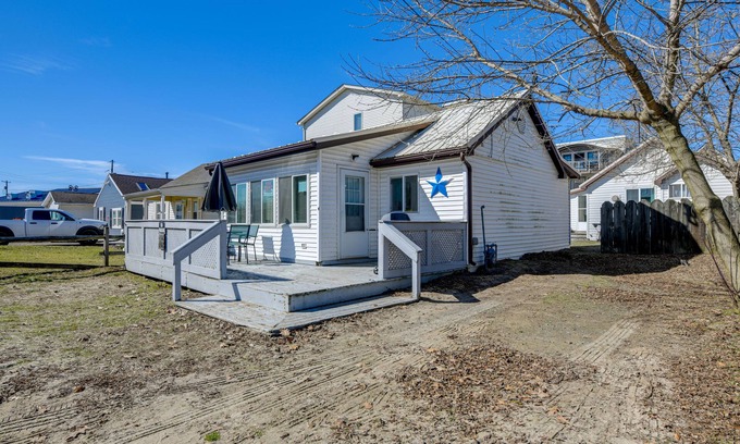 Irving Cottage | Sunset Bay Cottage: Walk to Lake Erie & Beach!