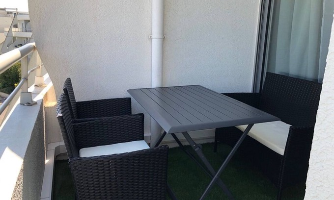 Le Couchant Apartment | Sunset beach access 37/38, 4-person apartment, air-conditioned, wifi and private parking