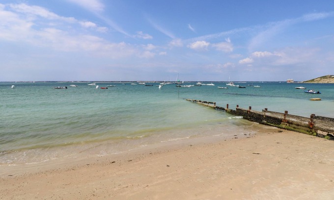 Freshwater House | SUNSET BEACH, family friendly, country holiday cottage in Freshwater