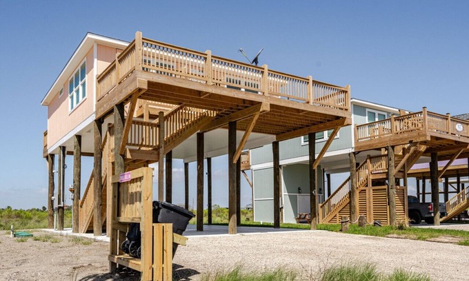 Gilchrist House | Sunset Bellini - Hot Tub and Golf Cart!
