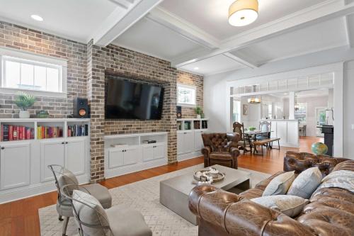 Riverside Heights House | Sunset Bungalow with hot tub - 6ppl