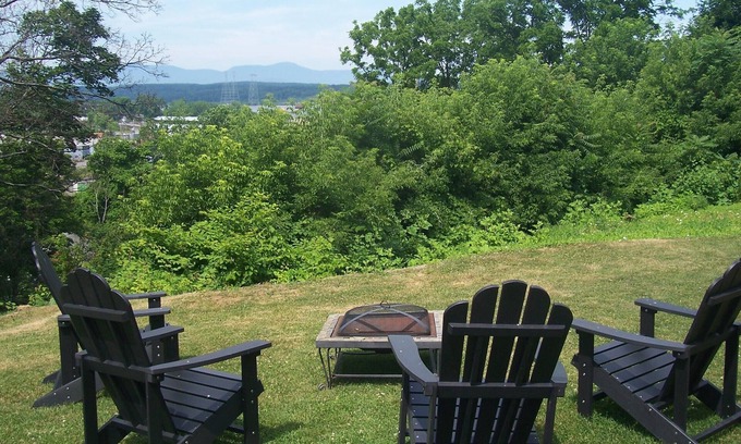 Hudson Cottage | Sunset Cottage: 3 bedrooms, sleeps 6, views, pet friendly, firepit, media room!