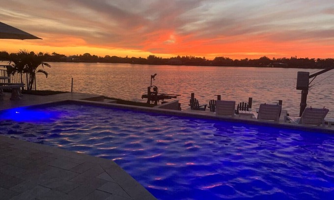 Cape Coral Apartment | Sunset Cottage: Lake Front