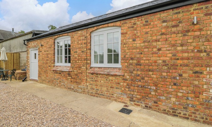 Towcester Cottage | SUNSET COTTAGE, pet friendly, with a garden in Tiffield
