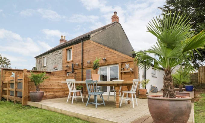 Saint Goran House | SUNSET COTTAGE, pet friendly, with a garden in Gorran Churchtown