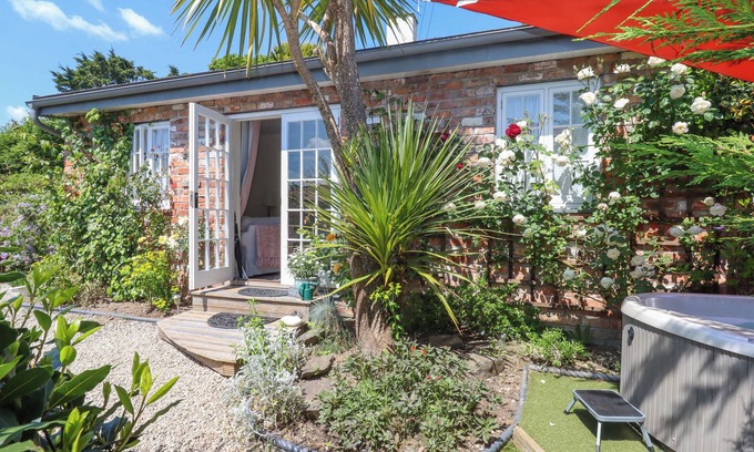 Swimbridge Cottage | SUNSET COTTAGE, romantic, with hot tub in Barnstaple