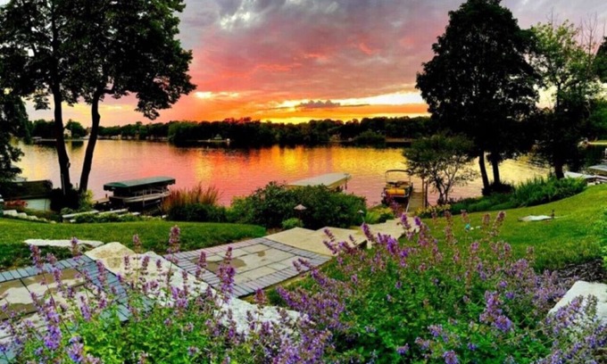 Okauchee Apartment | Sunset Cove Lake Home: Spacious 4BR/4 BA & Hot Tub