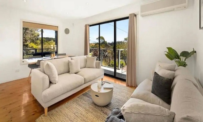 Sunset Strip House | Sunset Dreamery | NBN| 2 living rooms | 2 outdoor spaces | Family home