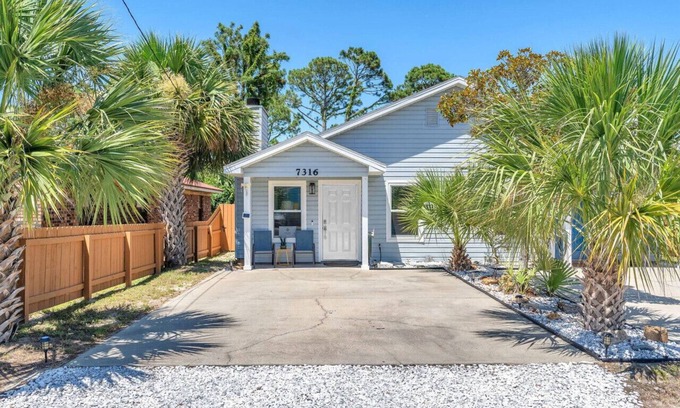 Gulf Lagoon Beach House | Sunset Dreams King Bed 5 Min Walk to Beach!