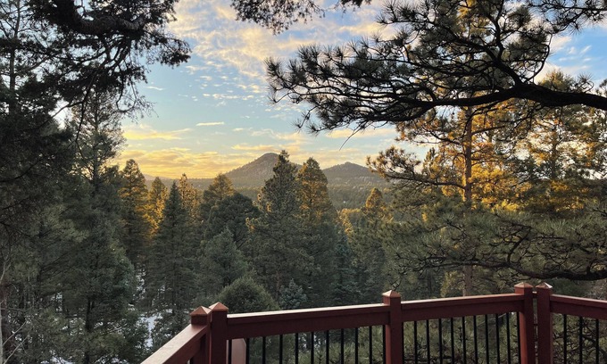Divide House | Sunset Grove: New Hot Tub-Stunning Views-Game Room