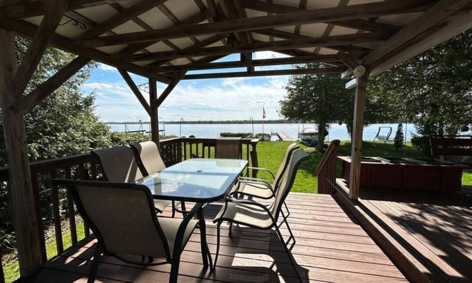 Fenelon Falls Cottage | Sunset Haven in Fenelon Falls - Beautiful weed-free waterfront with AC/WIFI! n