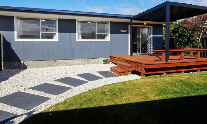 Kaikoura House | Sunset Hideaway - Kaikōura Holiday Home