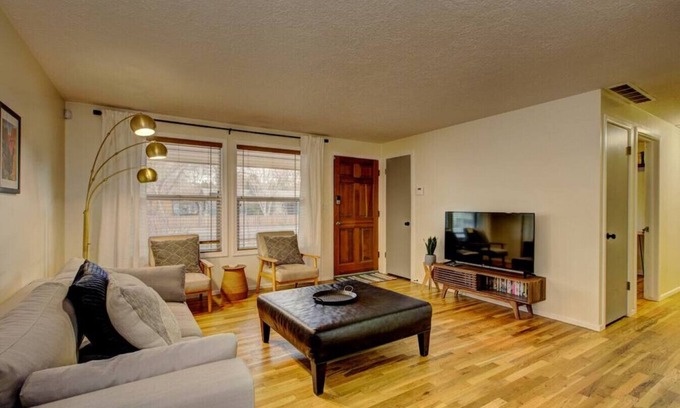 Sunset House | Sunset Home Pet Friendly Fenced Yard/Foothills