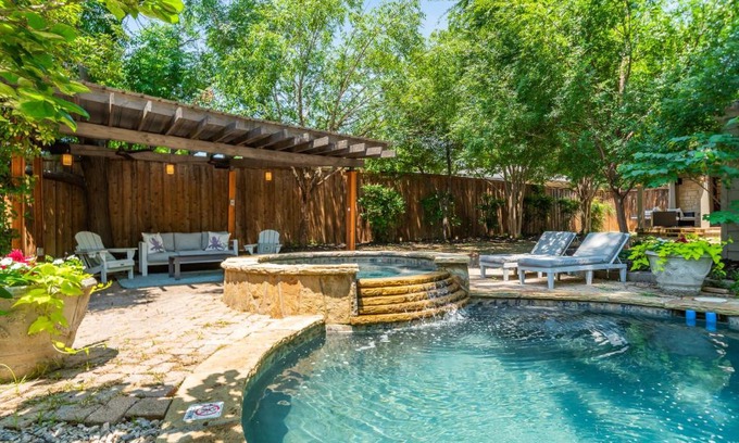 Oak Cliff House | Sunset House - Luxury Pool and Hot Tub Retreat