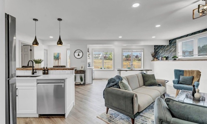 Medicine Hat House | Sunset Inn