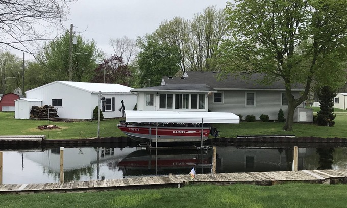 Coldwater House | SUNSET LAKE HOUSE!The best of family time at the North Chain of Lakes.SLEEPS 8!