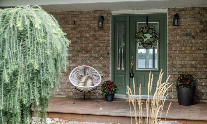 Drummond-North Elmsley Cottage | Sunset Lakehouse Retreat