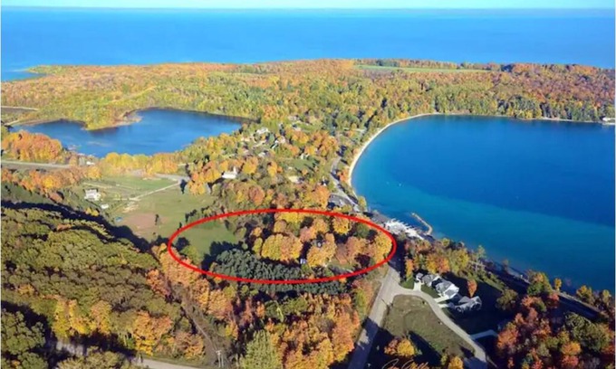Omena Cottage | Sunset Lodge - Shedd Cottage suites