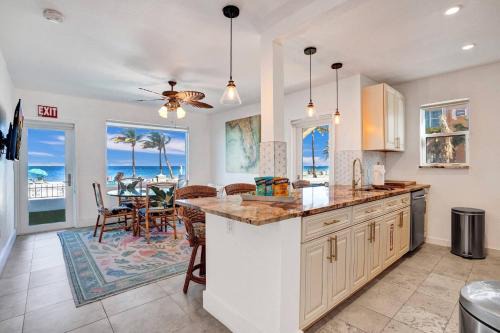 Hollywood House | Sunset Oceanfront Retreat