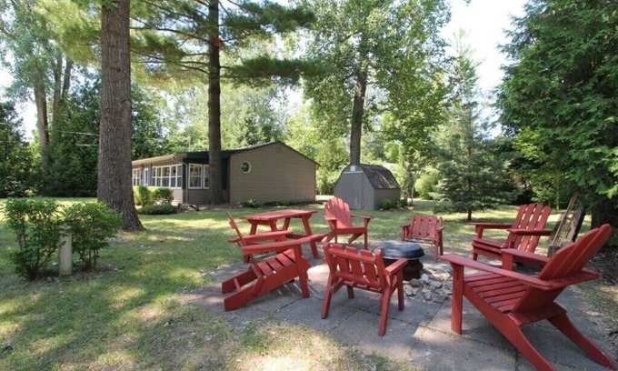 Lambton Shores Cottage | Sunset Pines Cottage Ipperwash ~ minutes to beach!