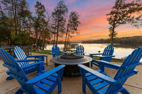 Troutman House | Sunset Pointe by AvantStay Waterfront Beach Fire Pit Sleeps 14 5BDR 4BA